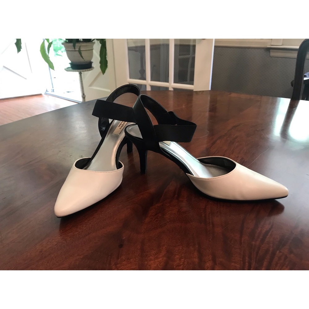 Vera Wang Simply Vera Heels - Picture 2 of 7